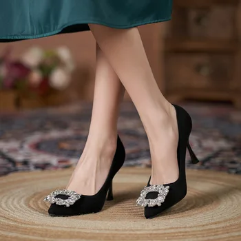  Африканская женщина Обувь Высокие каблуки Острый носок All-Match Шнуровка Неглубокий рот Сексуальный насос Slip On 2023 Бордовые шипы Бархат для похудения