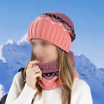 Оставайтесь комфортными и модными зимой с этой шапкой и шарфом из вязаной текстуры и плюшевого шарфа для дополнительного тепла