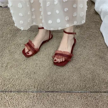 Одно слово Без каблука Красная обувь Плоские резиновые пряжки Женская обувь Сандалии для женщин Лето 2023 Черный Удобный и элегантный шик